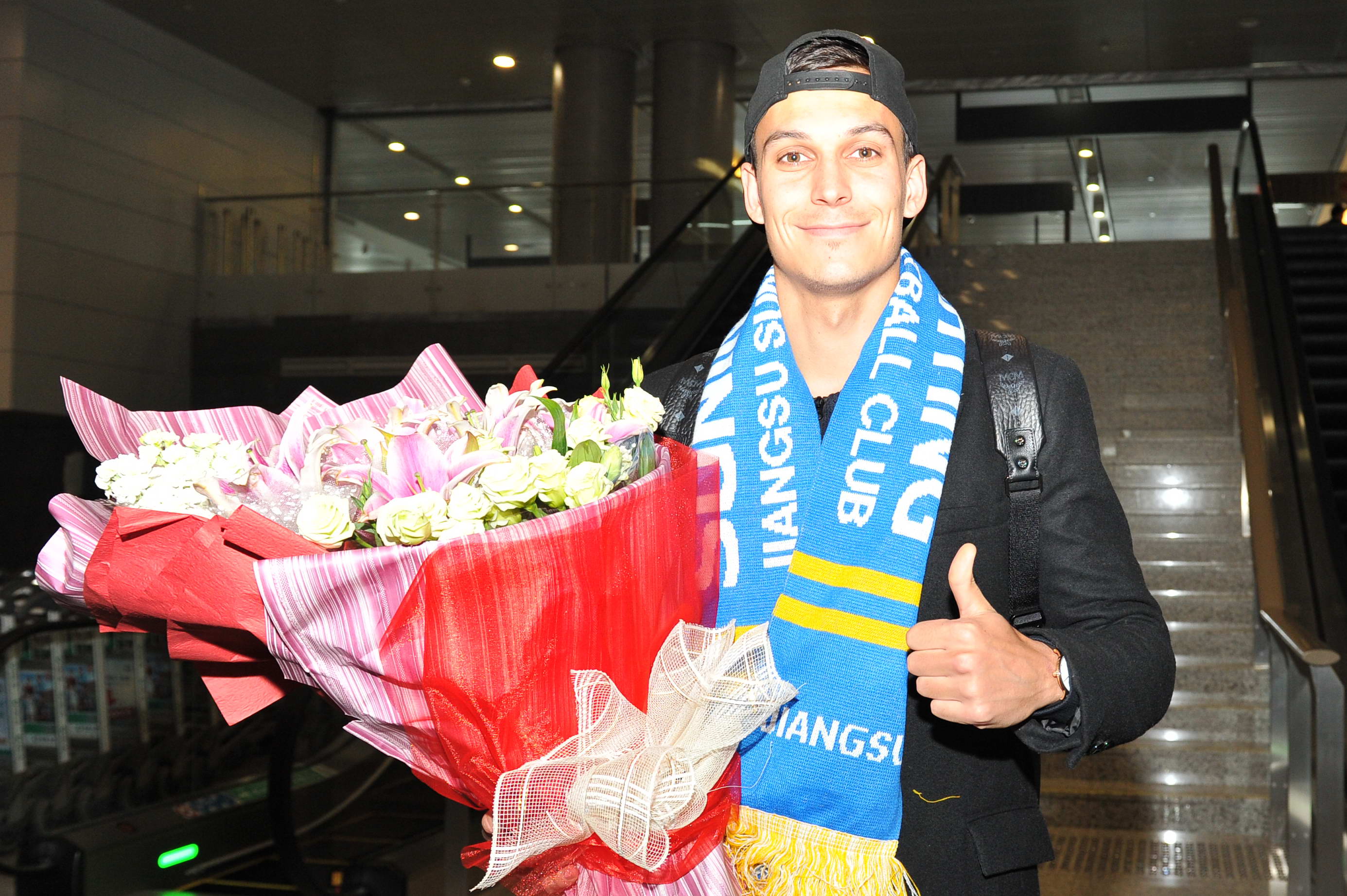 关键时刻摩纳哥官宣签约——荷甲节点到来,赛场秩序良好,球探报告显示潜力 关键时刻摩纳哥官宣签约——荷甲节点到来,赛场秩序良好,球探报告显示潜力