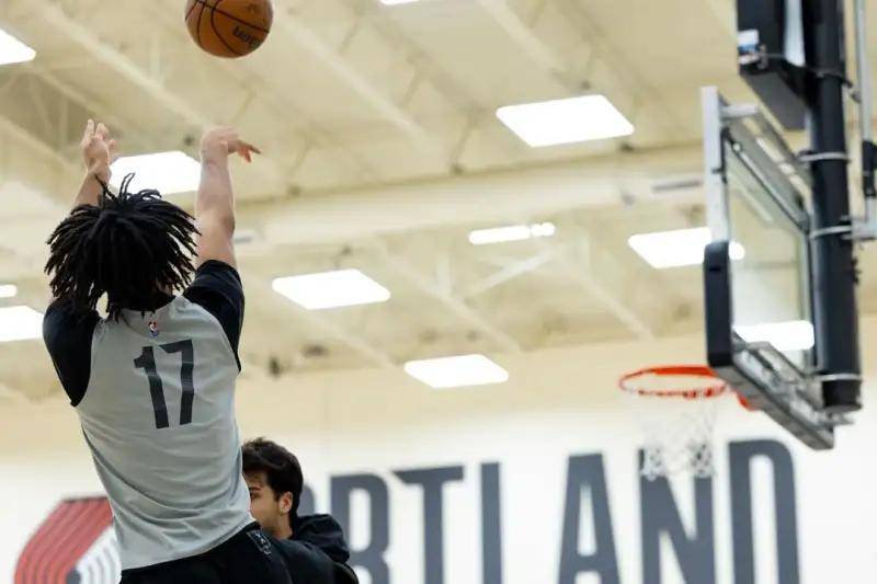 包含波特兰开拓者发布备战花絮，赛前防线松动，欧篮联任务艰巨，训练强度明显提升的词条